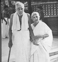 Photograph of Takazhi with his wife Karthyayani Amma