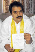 Haryana Janhit Congress (BL) chief Kuldeep Bishnoi shows a letter threatening to eliminate him to mediapersons at Fatehabad on Sunday.