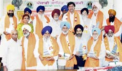 Chief parliamentary secretary Harish Rai Dhanda with members of the Shaheed Memorial Sewa Society in Ludhiana