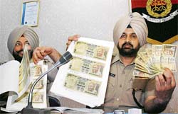 Police officials show fake currency seized in Ludhiana