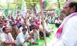 Janata Dal (United) president Sharad Yadav addresses his supporters during a dharna against the rising price of essential commodities at Jantar Mantar in the Capital
