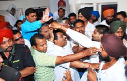 Gearing up for Baisakhi: Supporters of Congress MLAs got engaged in a heated exchange at a meeting held to chalk out plans for the party conference on Baisakhi in Talwandi Sabo at Bathinda