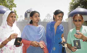 Sukhpreet (left), wife of Sarabjit, with her two daughters, Poonam and Swapandeep, and sister-in-law, Dalbir Kaur (right), standing in front of Pakistan High Commission in New Delhi