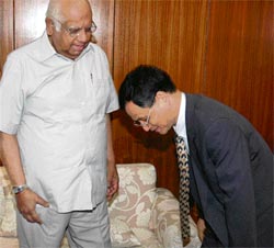 Chinese Ambassador to India Zhang Yan is watched by the Lok Sabha Speaker Somnath Chatterjee as he greets media representatives prior to a meeting in New Delhi on Friday. The Olympic Torch is due to arrive in New Delhi on April 17.