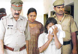 Salesgirl Sonisa, who allegedly stabbed a customer, in police custody in Gurgaon