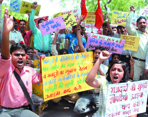 Activists of the Inqalabi Majdoor Kendra protest against contractual labour at Jantar Mantar in the Capital on Sunday. 