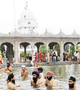 Devotees take a dip in Alamgir Gurdwara on the occasion of Baisakhi in Ludhiana