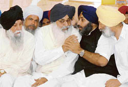 Chief Minister Parkash Singh Badal, SAD president Sukhbir Singh Badal, Balwinder Singh Bhunder and Capt Kanwaljit Singh discuss an issue at the political conference at the Baisakhi mela at Talwandi Sabo