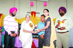 Health minister Laxmi Kanta Chawla presents a trophy to a meritorious student in Amritsar