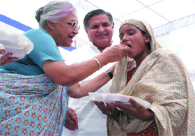 Chief Minister Sheila Dikshit launches Aap ki Rasoi at Nizamuddin Basti. Health and social welfare minister Yoganand Shastri is also seen in the picture.