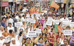 BJP activists protest march against inflation passes through Chaura Bazar in Ludhiana