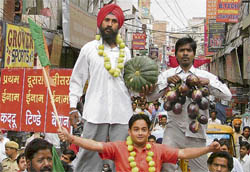 BJP activists wear vegetable strings to express their displeasure over the increasing costs of essential commodities in Ludhiana