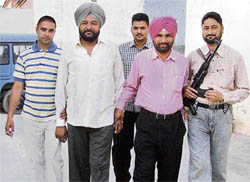 PSEB junior engineer Darshan Singh (in green turban) in Vigilance custody for taking bribe in Ludhiana