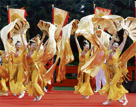 Participants perform during the 2008 Tai Ji Men prayer ceremony at the Chiang Kai-shek Cultural Center square in Taipei on Friday.