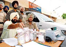 DSP Bhupinder Singh and SHO B.S. Brar show seized fake currency notes in Rajpura