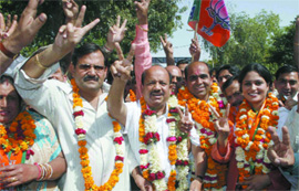 The BJP candidates for the Delhi Cantonment Board with state unit president Harsh Vardhan.
