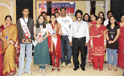 Students of Sethi Study Circle during the prize distribution function Horizon in Ludhiana
