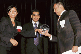 Vice-Chairman of Dabur India Ltd, Amit Burman (right), receives the South Asian Business Association Young Leader 2008 Award at Columbia Business School 
