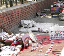 A roadside clinic offers remedies to dental problems in Ludhiana.