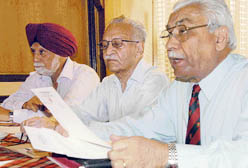 Former Vice-Chief of the Army Staff, Lt-Gen Vijay Oberoi (right), along with Air Marshal Randhir Singh (retd) and Lt-Gen Harwant Singh (retd), at a press conference to highlight pay commission anomalies in Chandigarh