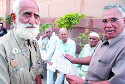 Ex-servicemen sit on a dharna at Amar Jawan Jyoti, India Gate to protest against the recommendations of the Sixth Pay Commission in the Capital