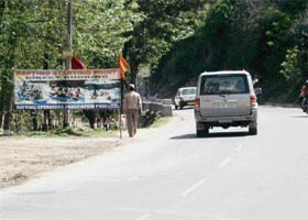 This signboard just on the road near Kullu is a sure traffic hazard. This violates the HP High Court direction as it hinders smooth flow of traffic