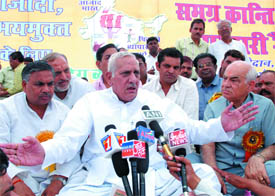 Shyam Bihari Mishra, national president, Bhartiya Udyog Vapayar Mandal, with BJP leader Madan Lal Khurana during the National Kranti Rally for traders at Ram Lila Maidan in the Capital on Wednesday.