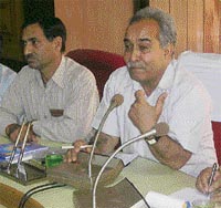 Nauni varsity Vice-Chancellor K.R. Dhiman articulates a point during a press conference on Wednesday.