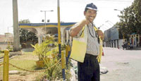  In this sweltering heat, BP has deputed employees at the entrances and exits of their petrol pumps, so that they can usher in customers.