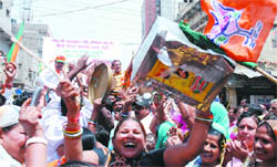 CHARIVARI: BJP activists protest against the UPA government on the price hike issue at Paharganj in the Capital