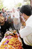 Former deputy prime minister L.K. Advani laying a wreath on the body of Babu Parmanand