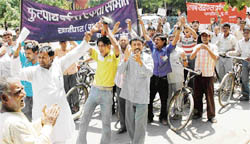 Members of the Footpath Cycles Workers Union hold a protest against the municipal corporation in Sector 20, Chandigarh