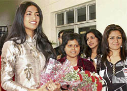 Parvathy Omanakuttan, Miss India World-2008, with students of the INIFD in Chandigarh
