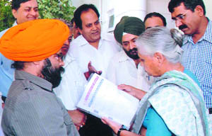 Office bearers of the Federation of Sadar Bazar Traders Association Pawan Kumar and Paramjeet Singh Pamma discuss their problems with Chief Minister Sheila Dikshit in the Capital on Monday. 