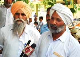 Relatives of Mahant Pritam Singh talking to mediapersons at the Civil Hospital, Bathinda
