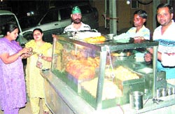 Subhash Chander with his crispy gol-gappe at BMC Chowk in Jalandhar