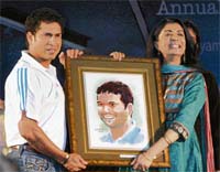 Actress Debasree Roy presents a painting of Sachin Tendulkar to him during the Annual Award Function of the Calcutta Sports Journalists Club in Kolkata on Monday
