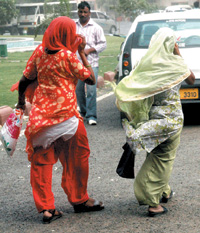 Strong winds accompanied by haze changed the Capital weather in the evening on Thursday. 