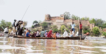  People still use boats to ferry across the Chenab in Akhnoor