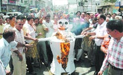 Members of the Khel Udyog Sangh burn an effigy of local bodies minister Manoranjan Kalia at Basti Nau in Jalandhar