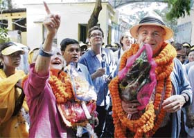 Garlanded French author Dominique Lapierre (right) stands beside his wife during a visit to a tuberculosis hospital which he funds at Bhangur, some 30 km south of Kolkata