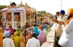 People receive with folded hands the Guru Manyo Granth Jagriti Yatra in Bathinda