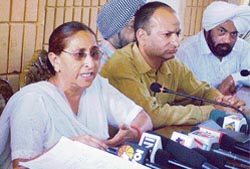 Sarabjit Singhs sister Dalbir Kaur addresses a press conference in Jalandhar 