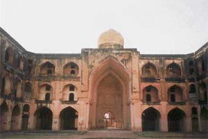 The imposing Madrasa Mahmud Gawan housed a mosque, lecture halls, living quarters and a library