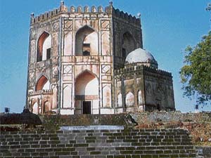 The 16th-century Rangeen Mahal displays exquisite wooden carvings and mosaic work