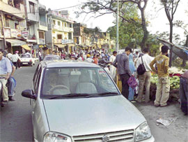 Such traffic jams on the Pathankot-Mandi highway passing through Palampur are routine owing to blatant encroachments by fruit and vegetable vendors, disrupting free flow of traffic.