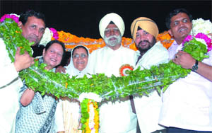 Congress leaders Buta Singh, Mousina Kidwai, singer Daler Mehndi, Delhi PWD minister Rajkumar Chauhan and others being garlanded during the Dalit Muslim Sammelan in the Capital on Monday.