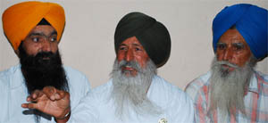  President, Punjab Farmers Association, Satnam Singh Behru, addressing a press conference in Bathinda on Tuesday.