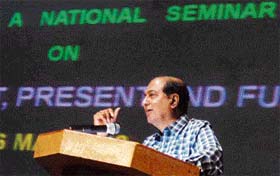 An expert addressing audience at the concluding session of a seminar on Pakistan at Jammu University