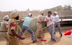 Police using force to disperse students who were protesting against the privatisation of ITIs in Barnala